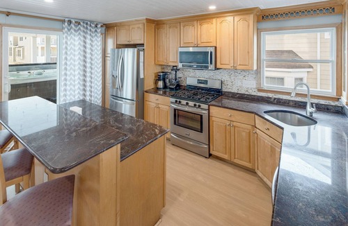 Sea Isle City House | Renovated 2026! 7per HOT TUB, steps2beach-sleeps19, 2mastersBR, body jet showers