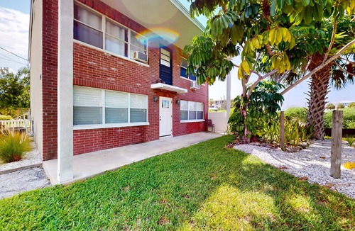 Dunedin House | Renovated duplex near Honeymoon Caladesi Island with patio AC and WD