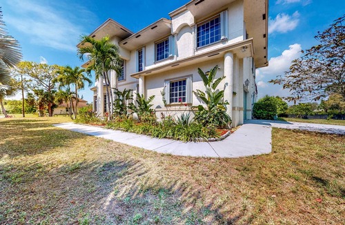 Loxahatchee House | Renovated Elegant Retreat - Fitness Rm - Work desk