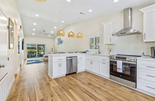 New Smyrna Beach Condo | 🏖️Renovated Venetian Villas Retreat, Patio, Pool, Pet Friendly, Near Beach and Flagler Ave🐶