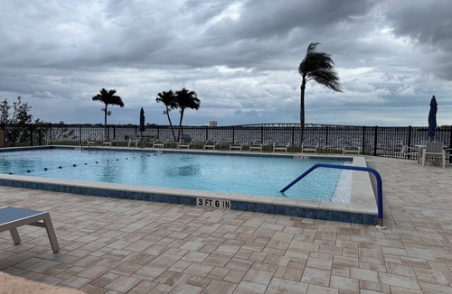 Caloosahatchee Condo | Rent full year 2 bedroom condo in Cape Coral . On canal and river Walk to park.