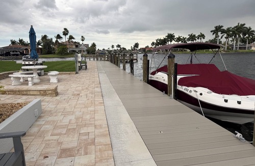 Caloosahatchee Condo | Rent full year 2 bedroom condo in Cape Coral . On canal and river Walk to park.