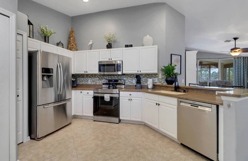 Fort Myers Condo | Resort-Style Living Awaits | Beautiful Colonial Country Club Condo with Water Views & Bikes Included