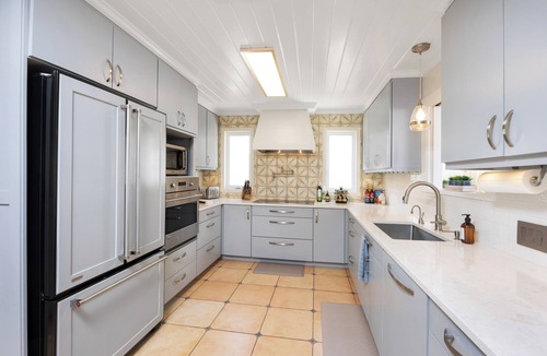 Butler Beach House | 🌴 Resort-Style Pool 🌴 Walk to Beach 🏖️ 3 King Bedrooms 🕹️ Arcade Games