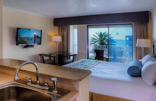 Rocky Point Apartment | Resort-Style Waterfront Retreat l Pool, Free Parking Near MOSI Science Museum