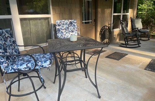 Inman Cabin | Restful 3 Bd. Private Cottage Retreat, 100 Acres w/Woods, River/Creek & Trails