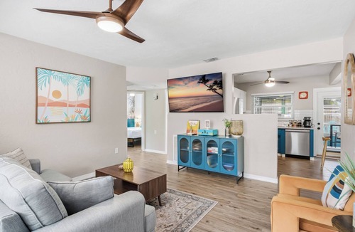 South Pinellas Community Council House | Retreat in St. Pete - Close to Beaches - 2 Bedroom Home w/Private Pool and Mini Golf