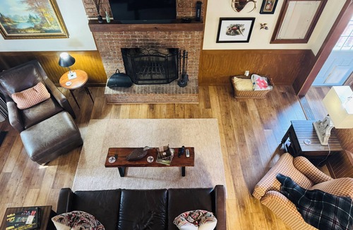 Brookfield Cabin | River's Bluff is a 3-bedroom cabin in pleasant Enigma with cozy charm!
