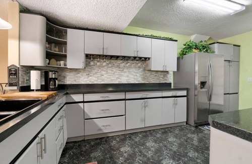 Oak Haven House | Riverfront Retreat. Private Oasis 7 minutes to downtown