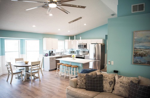 Weeki Wachee Gardens House | Riverfront Retreat with Hot Tub & Kayaks! Ideal Family Getaway in Weeki Wachee