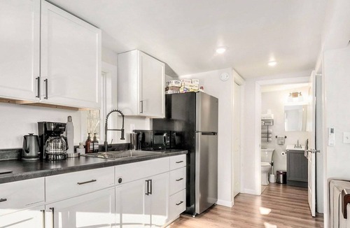Northview House | River’s Edge Retreat Cozy Waterfront Getaway - Waterfront for your city stay!