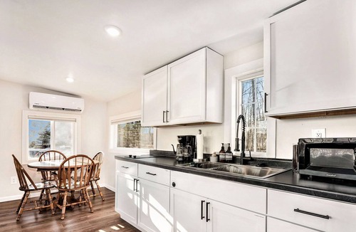 Northview House | River’s Edge Retreat Cozy Waterfront Getaway - Waterfront for your city stay!