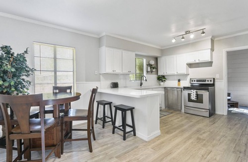 Riverside Heights House | Riverside Heights Retreat |Sleeps 10 | Riverwalk