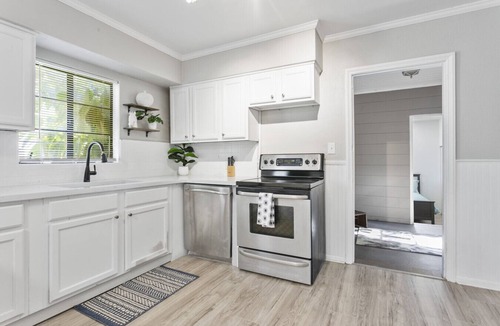 Riverside Heights House | Riverside Heights Retreat |Sleeps 10 | Riverwalk