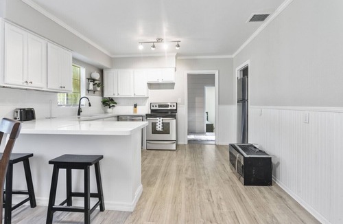 Riverside Heights House | Riverside Heights Retreat |Sleeps 10 | Riverwalk