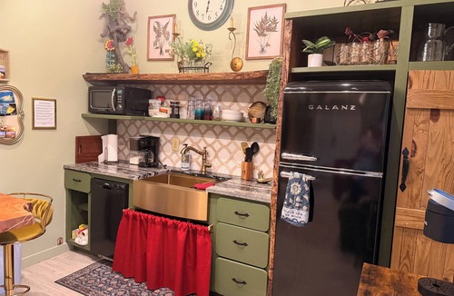Hollywood House | Romantic Barn I Chickens, Porch, Near City, Dog Friendly