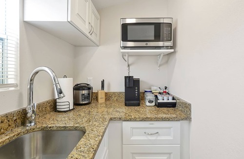 Bearss Plaza Apartment | Romantic Guest Suite - Near Downtown & Stadium - High-Speed WiFi