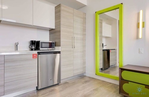 Hollywood Condo | Rooftop Pool & Hot Tub|Hollywood Beach+ Gym