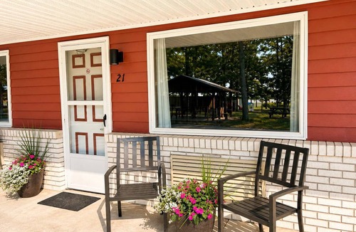 Grayling House | Room 21-2 Queen Suite-Woodland Motor Lodge