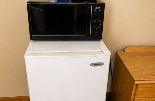 Grayling House | Room 26-1 Queen 1 Full Suite-Woodland Motor Lodge