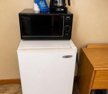 Grayling House | Room 27-1 Queen 1 Full Suite-Woodland Motor Lodge