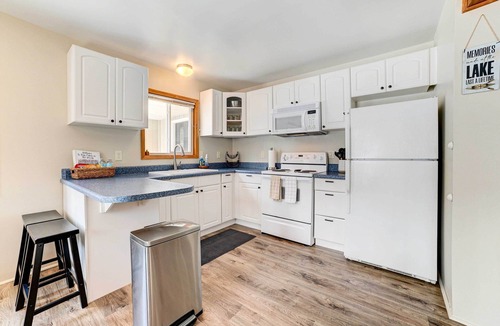 Higgins Lake Cottage | Roscommon Retreat w/Deck ~ 1 Mile to Higgins Lake