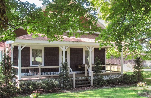 Le Roy House | Rose Lake Wilderness Retreat - Sleeps 13 People!
