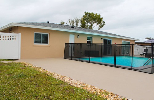 Oakland Hills House | Rotonda Pool Oasis Near Beaches - Sleeps 9