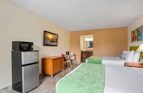 Historic Downtown Kissimmee Hotel | Royal Park Orlando Peaceful Room with 2 DBL Beds and Pool