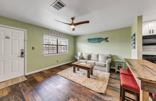 Fort Walton Beach Condo | Rustic-Chic 1Bd Condo by the Beach. Fast Wi-Fi + Washer/Dryer