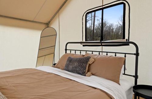 Wewahitchka House | Rustic Lakefront Glamping Under the Stars with River Accesss & Kayaking in Wewahitchka, Florida