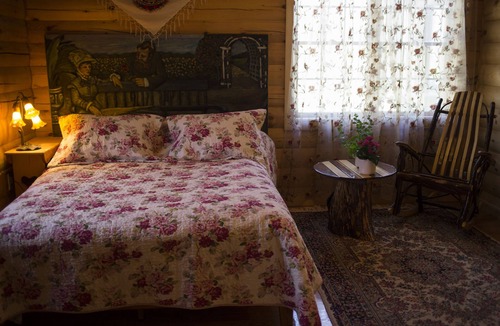 Spencer Bed & Breakfast | Rustic Polish Jacuzzi Room in log home 11 miles from Ithaca