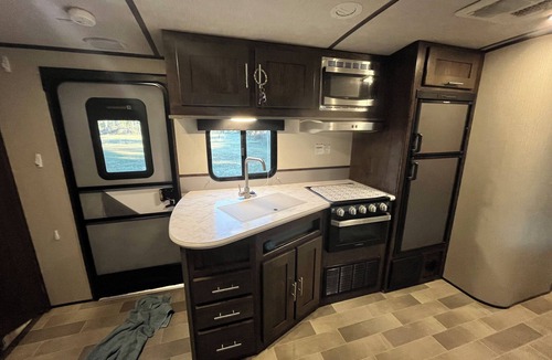 Douglas House | RV in country, 5 mins from town! 1 king, 1 bunk. full bath, WiFi, heat and AC