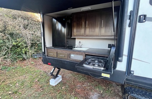 Douglas House | RV in country, 5 mins from town! 1 king, 1 bunk. full bath, WiFi, heat and AC