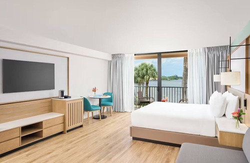 Port Saint Lucie Hotel | Sandpiper Bay 2BR King Ste Breakfast, Pool & Gym