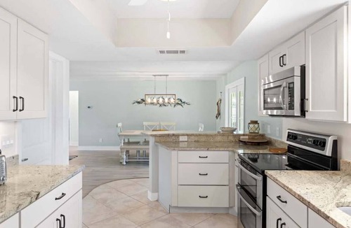 East Rocks House | Sandy Cheeks- Gorgeous Newly Renovated Pool Home with Bikes