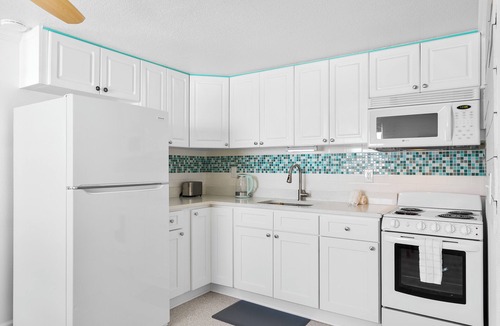 Holmes Beach House | Sandy Feet Retreat · 28-Night Min · Pets OK