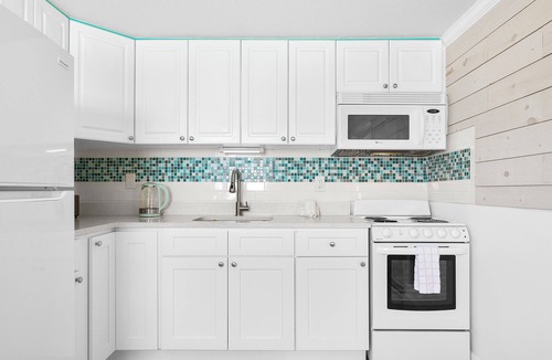 Holmes Beach House | Sandy Feet Retreat · 28-Night Min · Pets OK