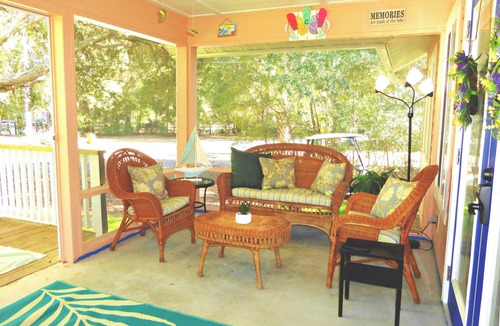 Melrose House | Sandy Toes Bungalow-Charming Lake Bungalow for a Family Summer Getaways