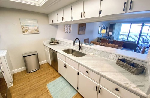 Punta Rassa Condo | Sanibel Harbour Resort Harbour Tower 814: Renovated waterfront condo with beach, pool, grill