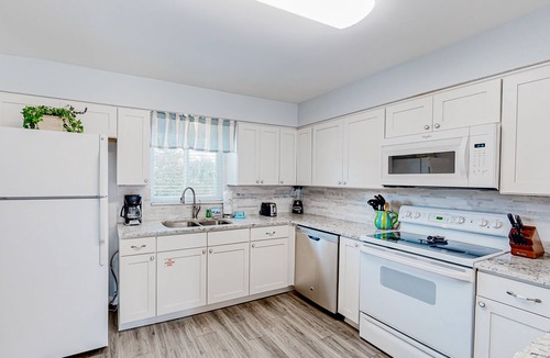 Santa Rosa Beach House | Santa Rosa retreat steps from private beach with pool & balcony