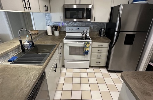 Pinecraft House | Sarasota's Family Friendly HEATED Pool Home Close to Siesta Key Beach