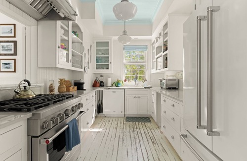 East Beach House | Savannah Cottage SSI-Family Run-Steps to Beach-Heated Pool-Golf Cart Rental
