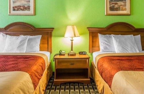 Douglas Hotel | Scenic Adventures Await from Relaxing Retreat | 4 Rooms w/Free Parking + Pool