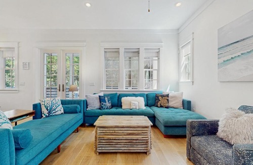 Lakeside at Blue Mountain Beach House | Scenic beachside retreat with abundant space and smooth access to the shore