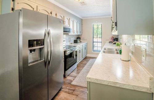 Warner Robins House | Scenic Lakefront Home - Family, Pets Friendly, Close to Robins AFB