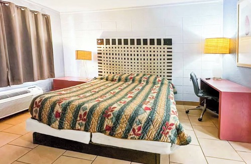 Albany Hotel | Scenic Travel Stay! Room Close to Albany Parks, Shopping & Attraction