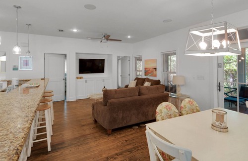 Seacrest House | ⭐Screened Porch~350yds to Beach~Community Pool~Southern Belle
