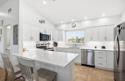 Sanibel House | Sea Bell Home - Short walk to Bowman`s Beach. Spacious vacation rental home