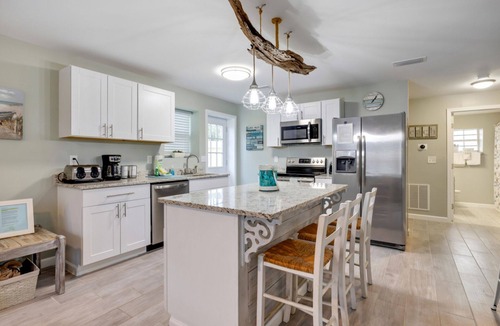 Biltmore Beach House | Sea Breeze Beach House 3bd 2ba- 5min walk to beach, quite neighborhood, pets